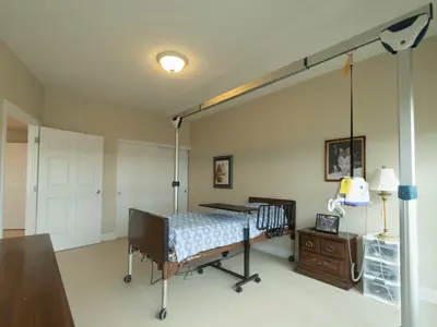 Bedroom with hoyer